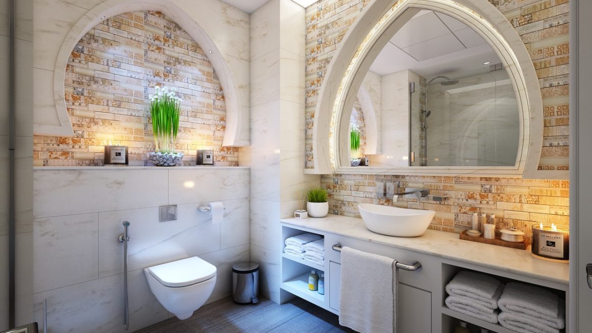 salle de bain avec un mur en pierres et du carrelage imitation parquet